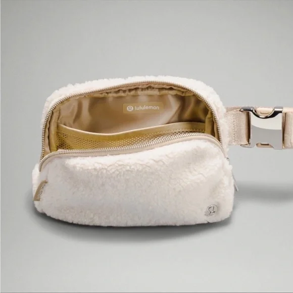 NWT Lululemon everywhere fleece belt bag Natural Ivory - Picture 2 of 7